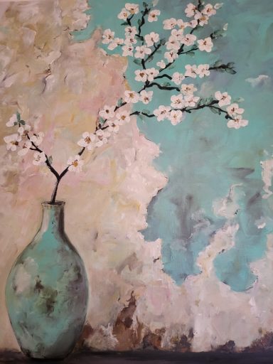 Fleurs de prunier sur mur vieilli