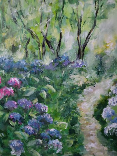 Chemin de forêt avec fleurs mauves