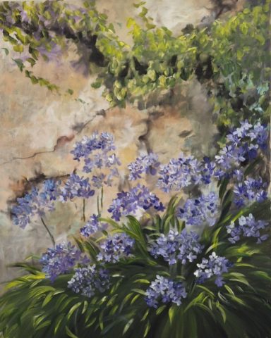 Alliums mauves contre un mur ocré